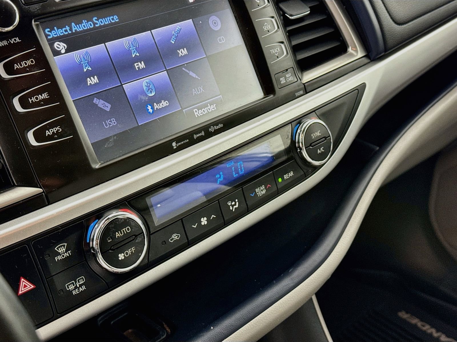 Used 2019 Toyota Highlander XLE AWD/4WD image 10