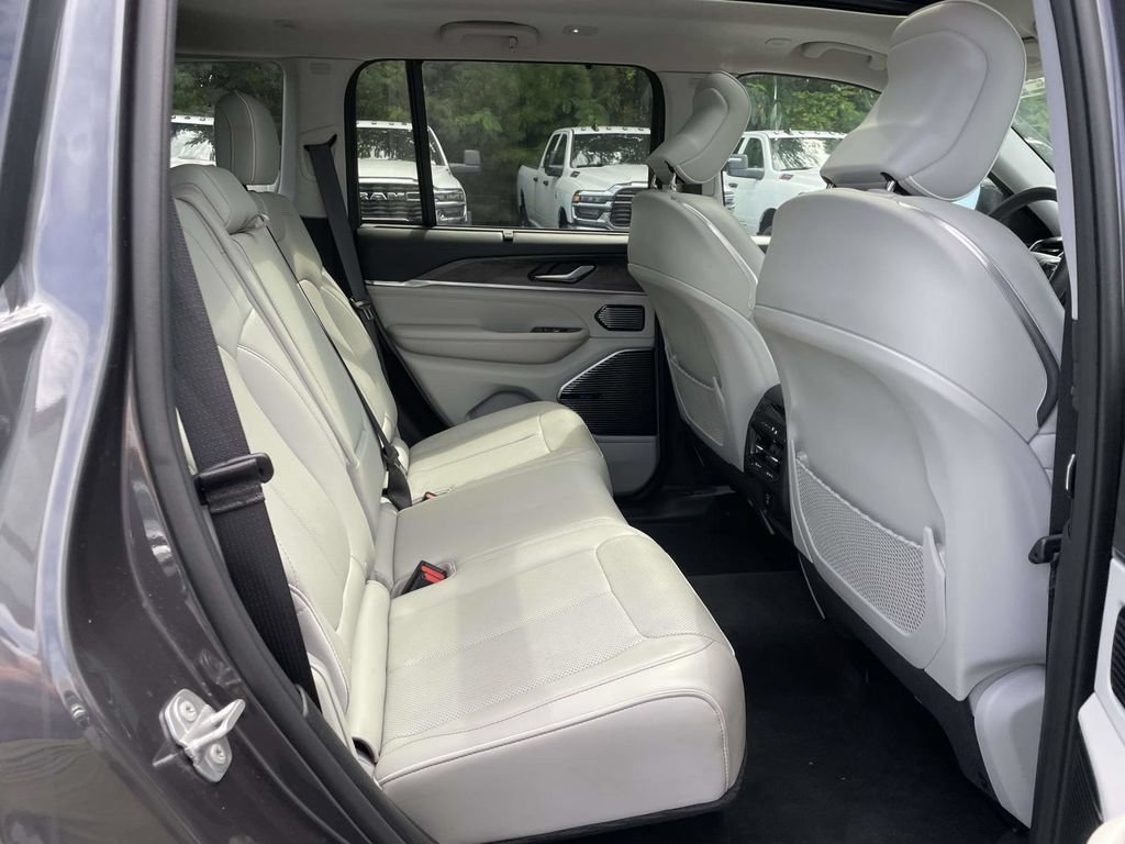 Certified 2022 Jeep Grand Cherokee Overland w/ Luxury Tech Group IV AWD/4WD image 14