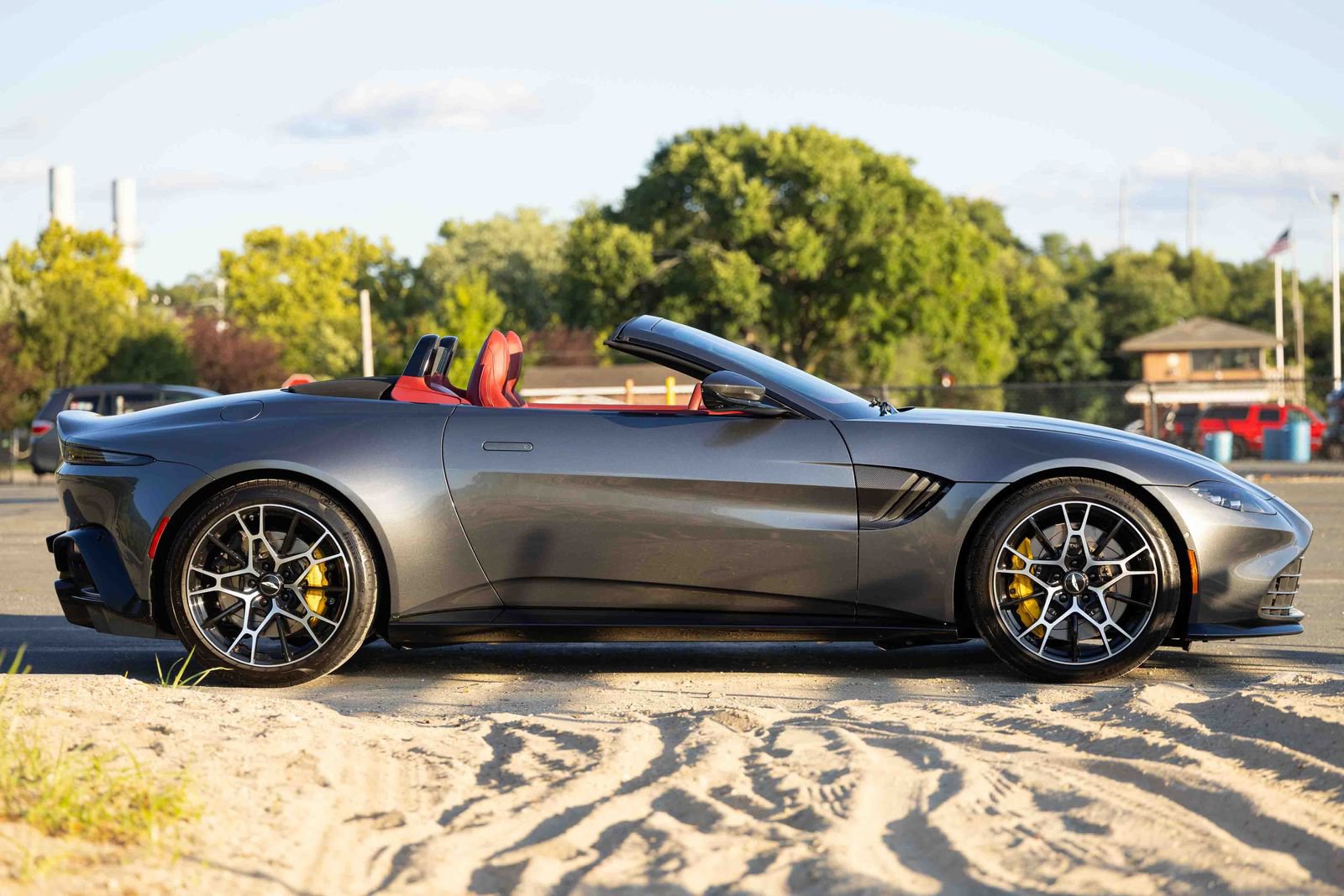 Used 2023 Aston Martin V8 Vantage Roadster RWD image 30