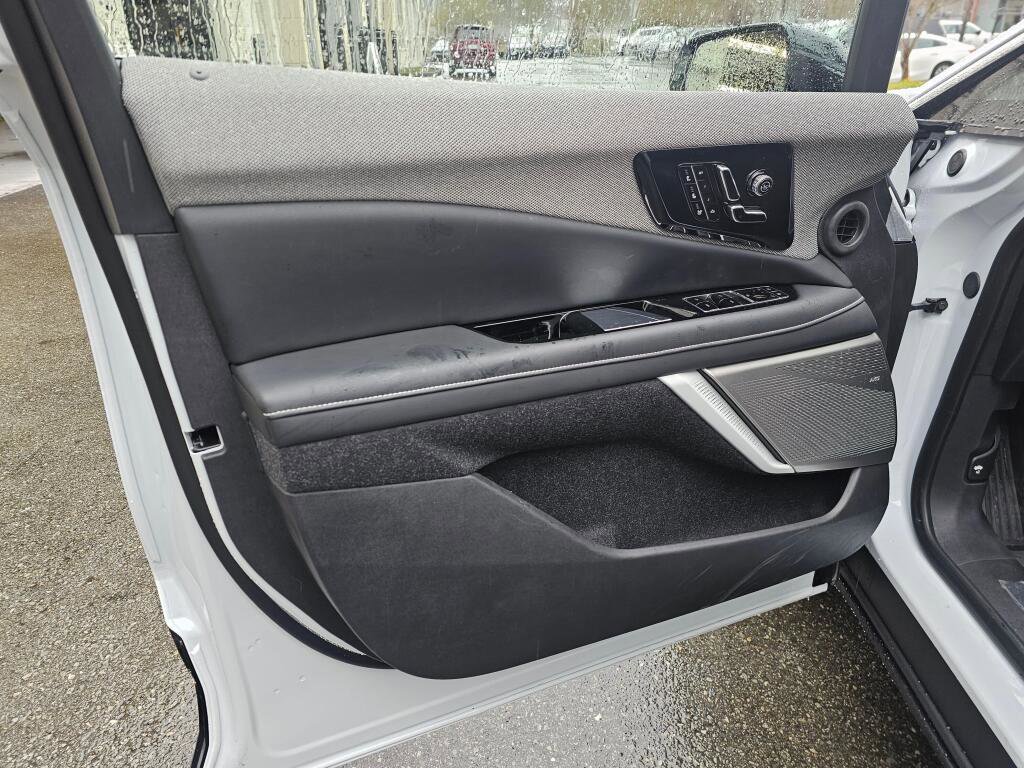 New 2026 Cadillac Optiq Luxury 2 image 23