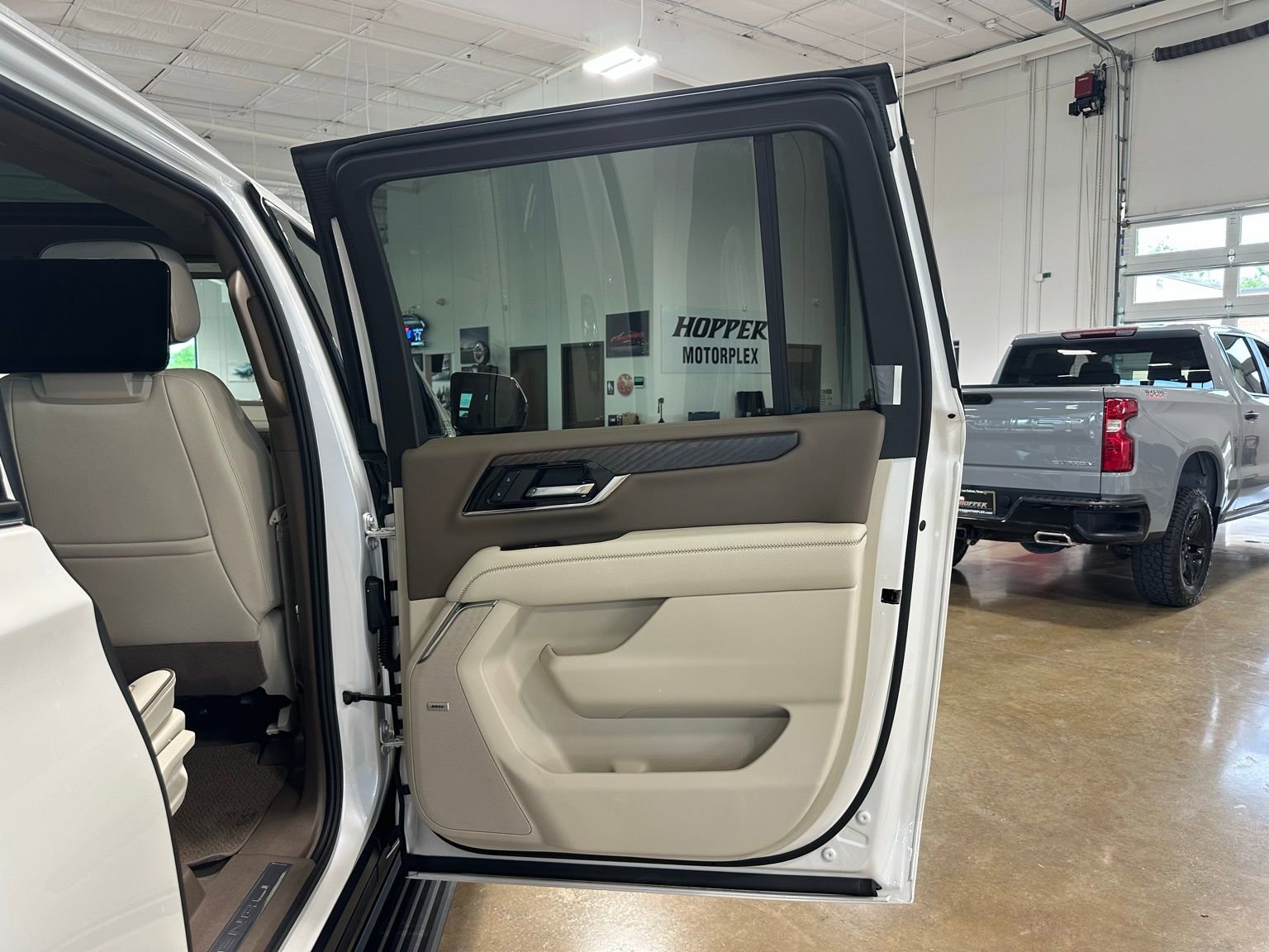 Used 2025 GMC Yukon XL Denali w/ Denali Reserve Package image 38