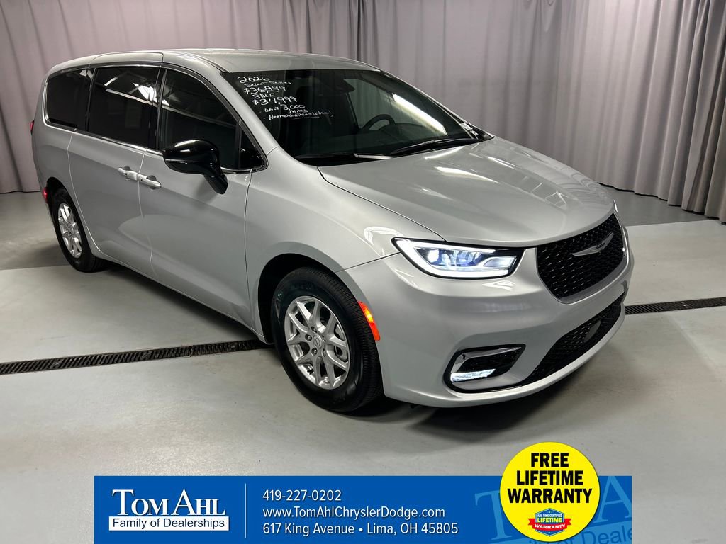 Used 2026 Chrysler Pacifica Select image 1