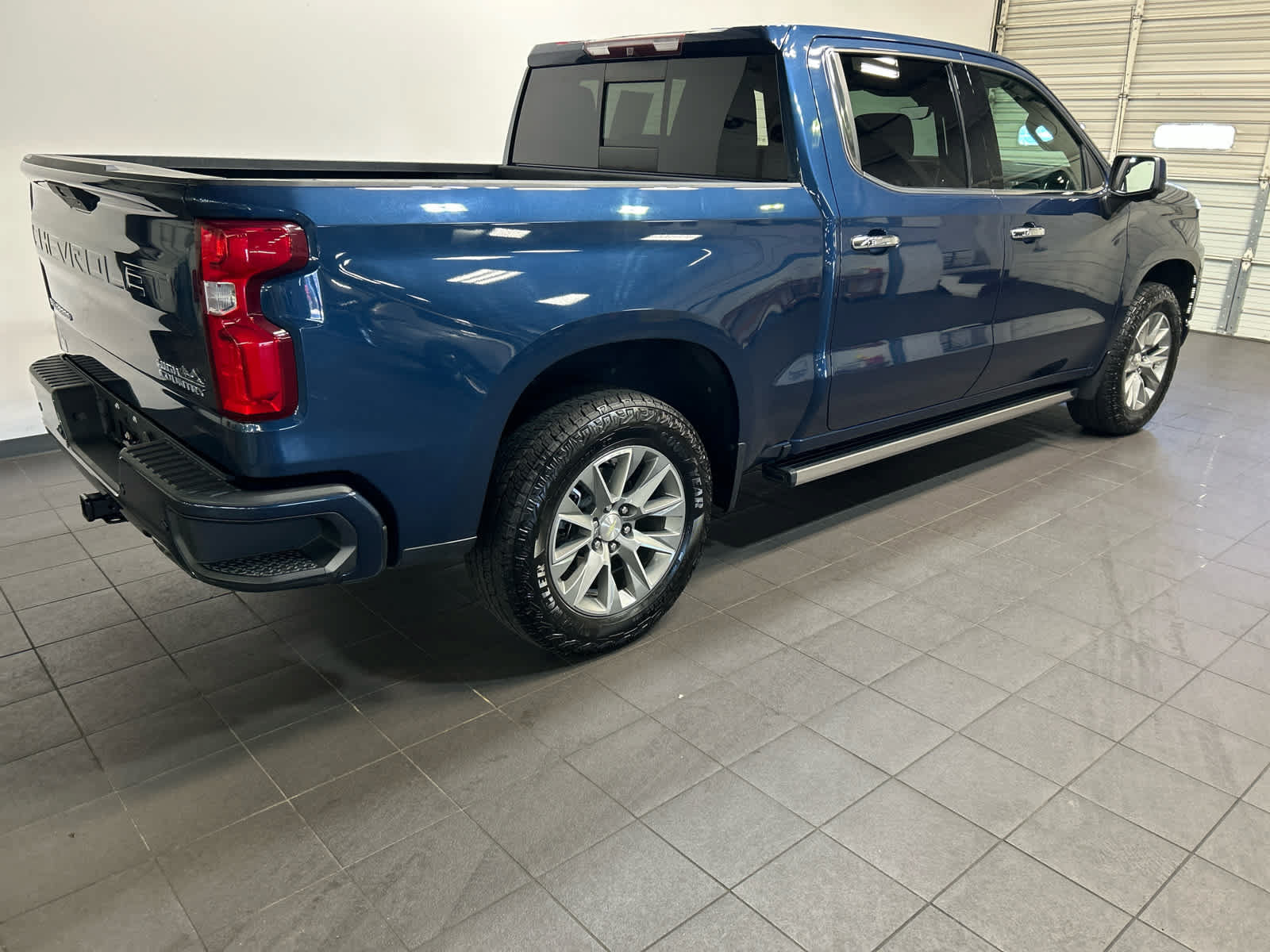 Used 2019 Chevrolet Silverado 1500 High Country w/ Technology Package AWD/4WD image 5