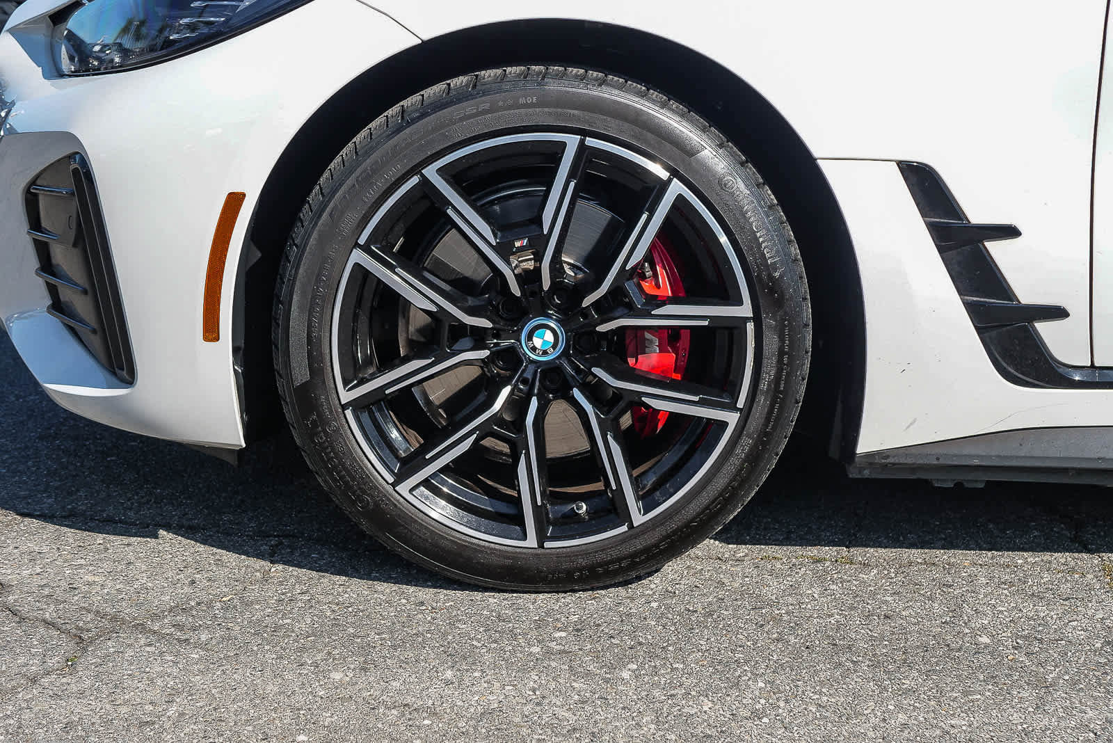 Used 2023 BMW i4 eDrive40 w/ M Sport Package image 9