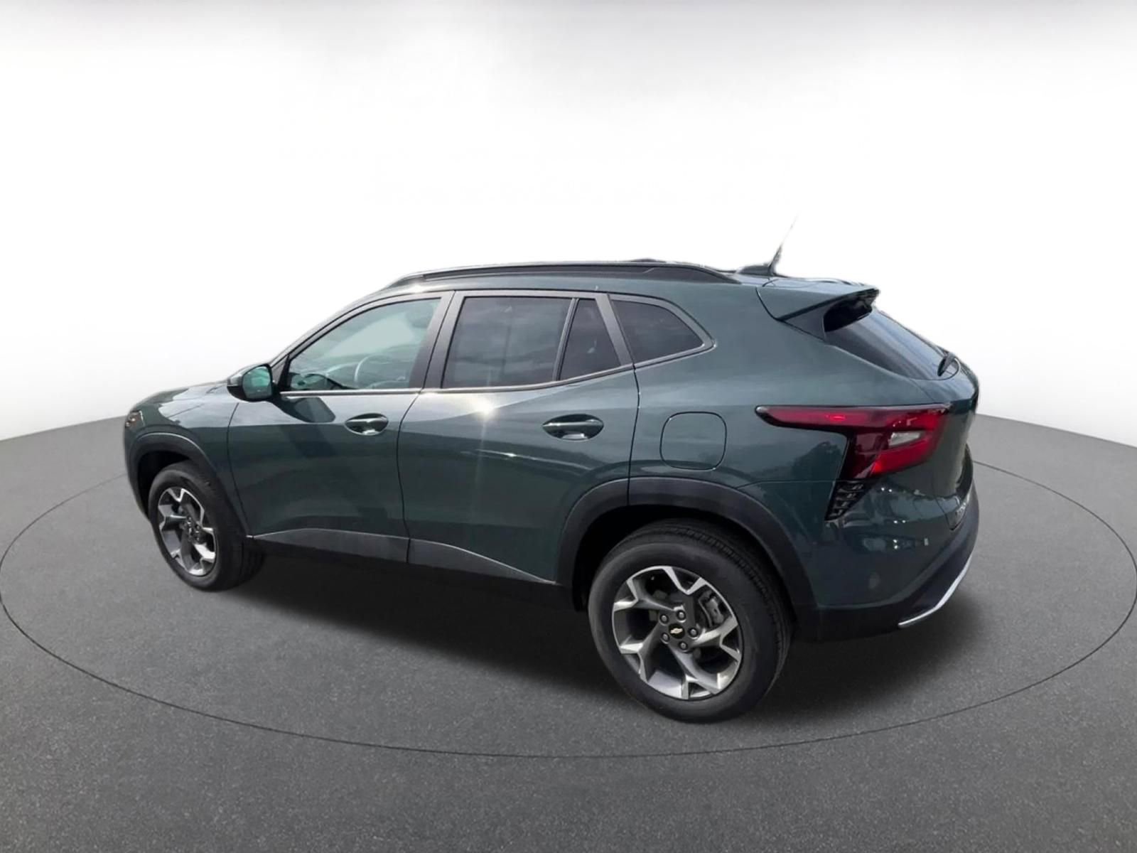 Used 2025 Chevrolet Trax LT w/ LT Convenience Package image 10