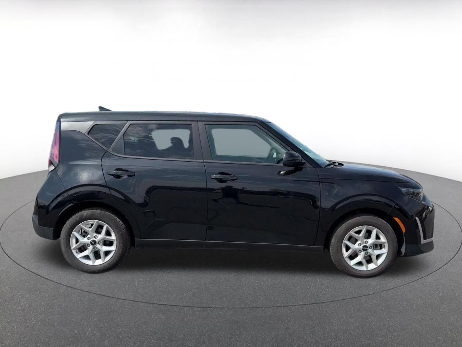 Used 2025 Kia Soul LX w/ LX Technology Package FWD image 15