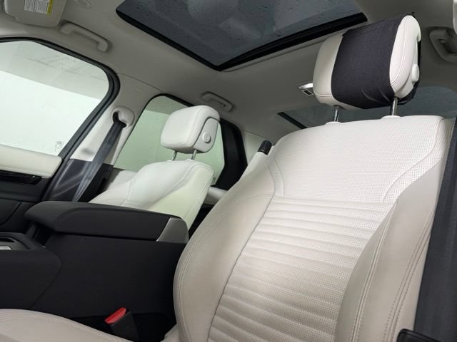 Used 2025 Land Rover Discovery S AWD/4WD image 5