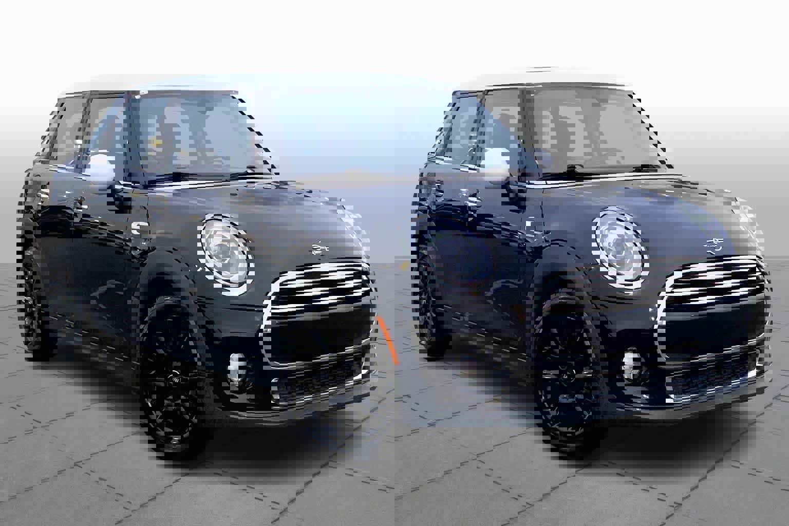 Used 2019 MINI Cooper 4-Door Hardtop w/ Premium Package image 2