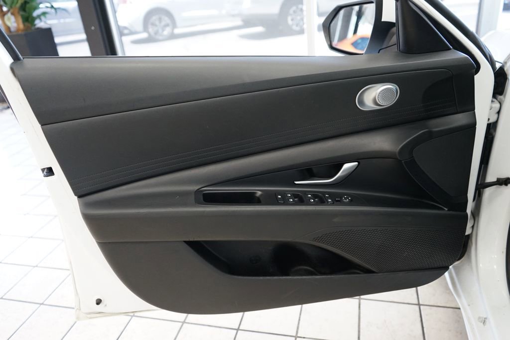 Used 2021 Hyundai Elantra SE FWD image 19