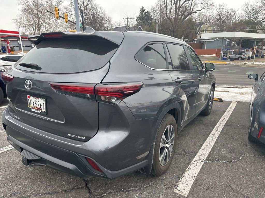 Used 2024 Toyota Highlander XLE image 2