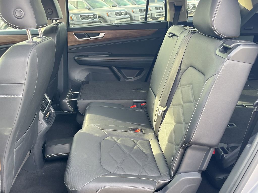 Used 2025 Volkswagen Atlas SE image 27