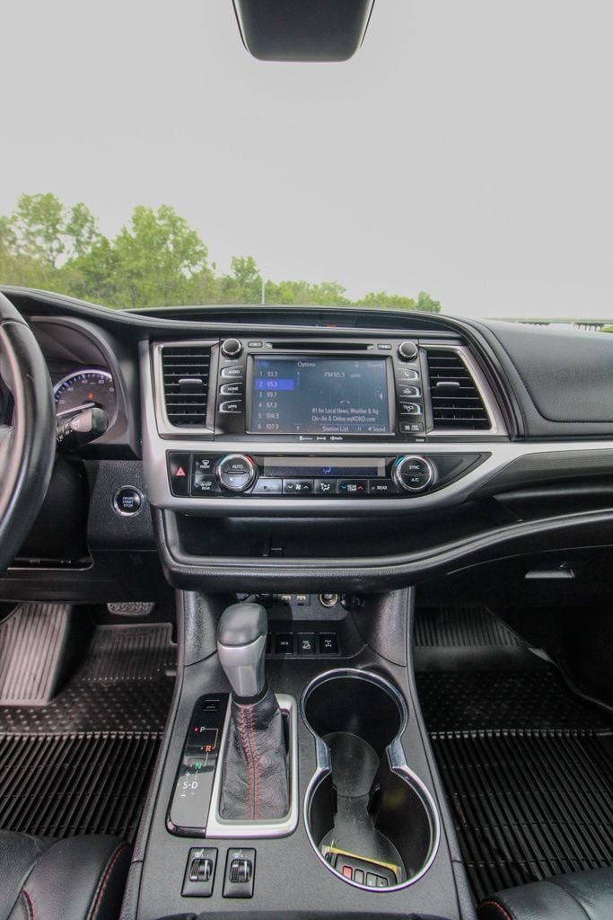 Used 2019 Toyota Highlander SE w/ Nightshade Edition AWD/4WD image 31
