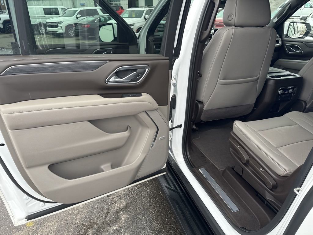 Used 2022 GMC Yukon XL SLT w/ SLT Luxury Package RWD image 30