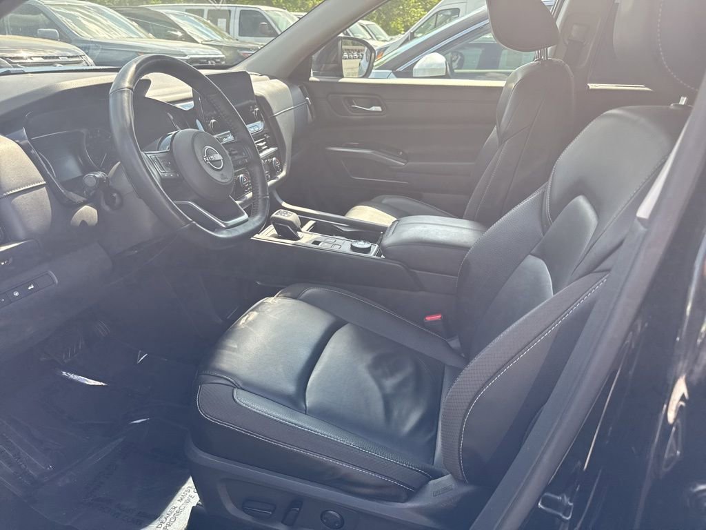 Used 2023 Nissan Pathfinder SL AWD/4WD image 3