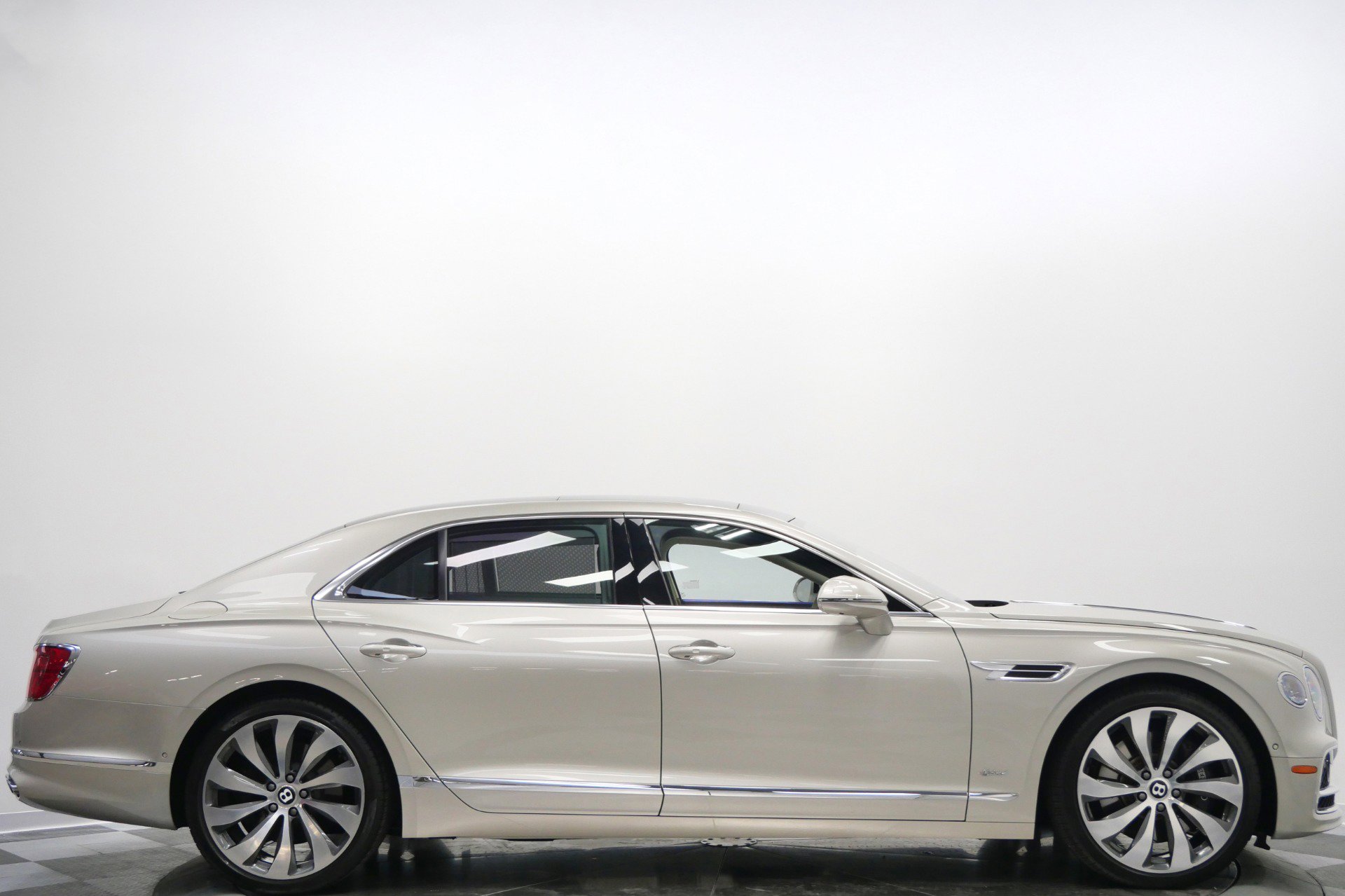 Used 2022 Bentley Flying Spur Plug-In Hybrid image 2