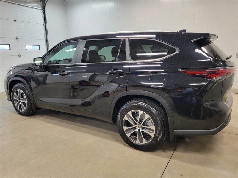 Used 2024 Toyota Highlander XLE AWD/4WD image 5