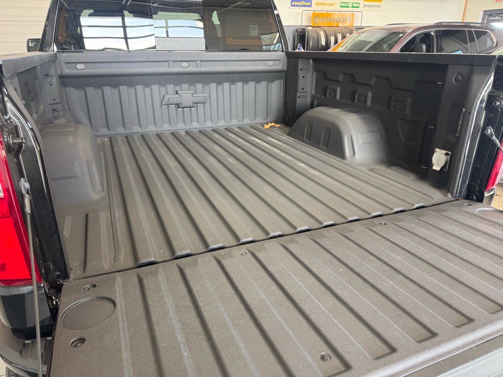 Used 2024 Chevrolet Silverado 1500 LT Trail Boss w/ Convenience Package II AWD/4WD image 8