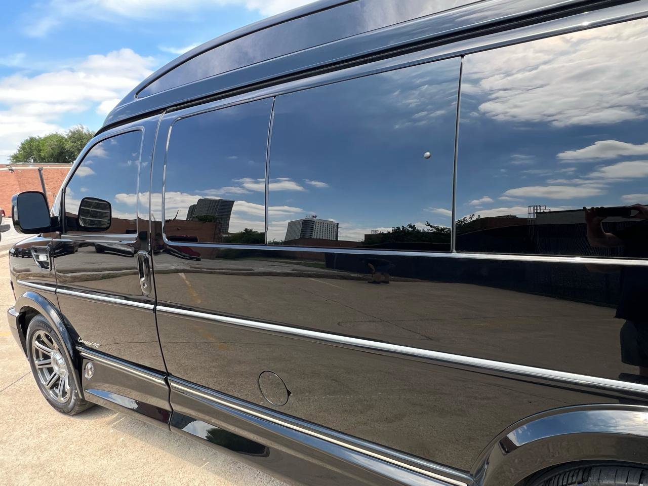 Used 2016 Chevrolet Express 2500 RWD image 17