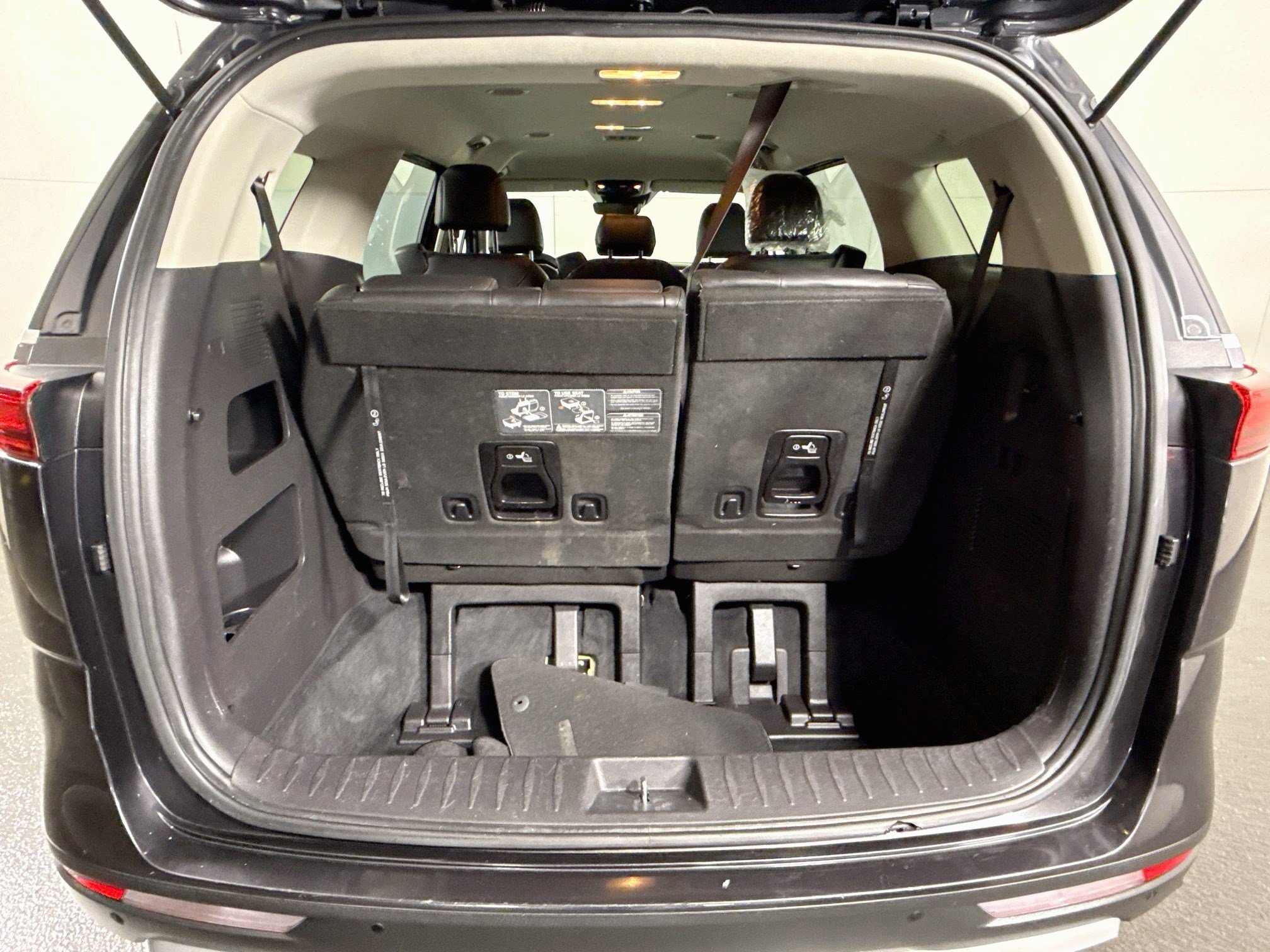 Used 2023 Kia Carnival LX FWD image 33