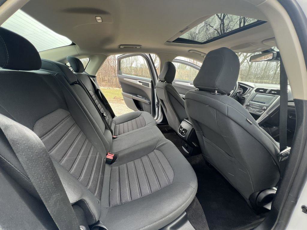 Used 2020 Ford Fusion SE image 12
