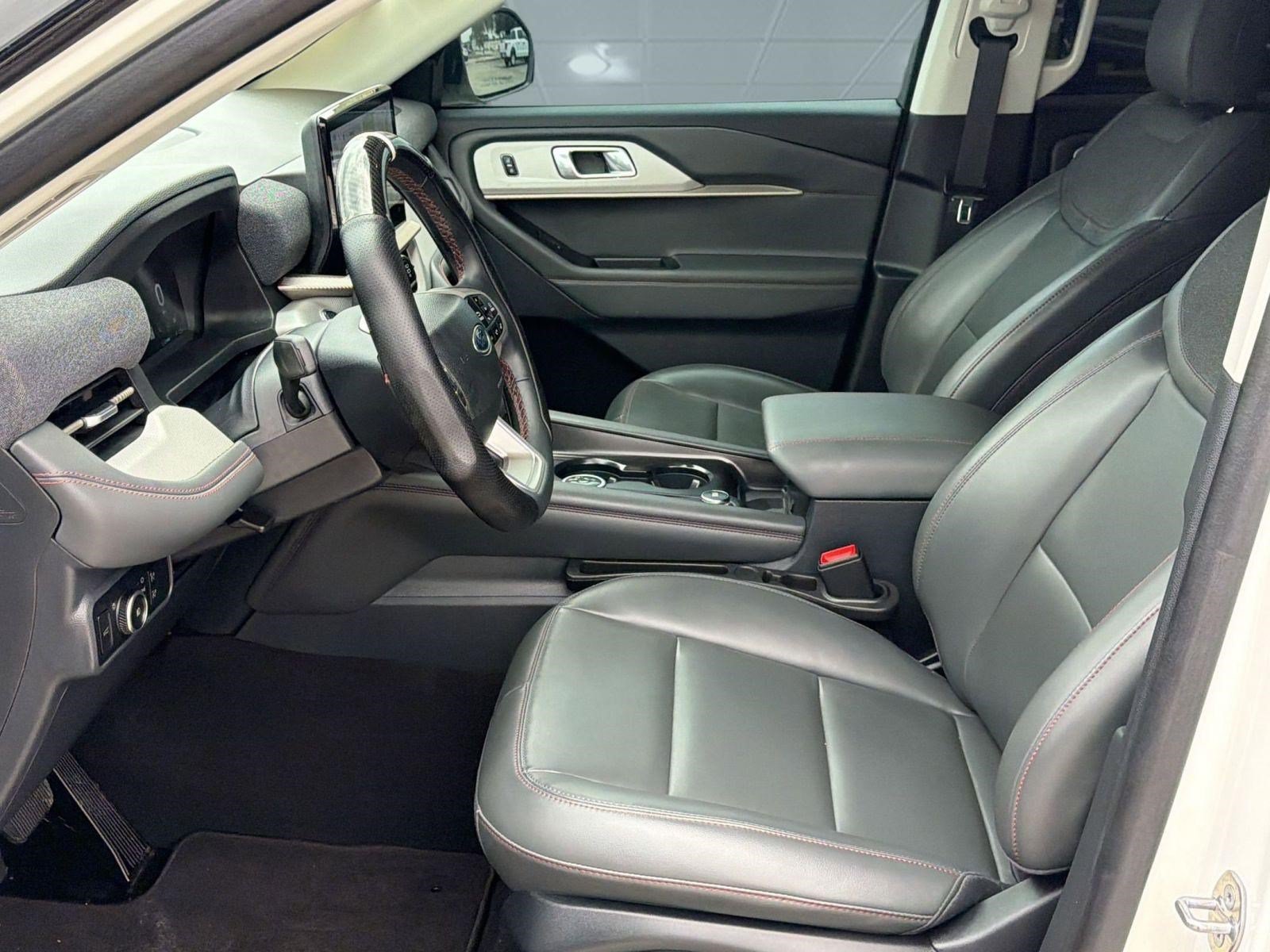 Certified 2025 Ford Explorer Active w/ Active Comfort Package RWD image 5