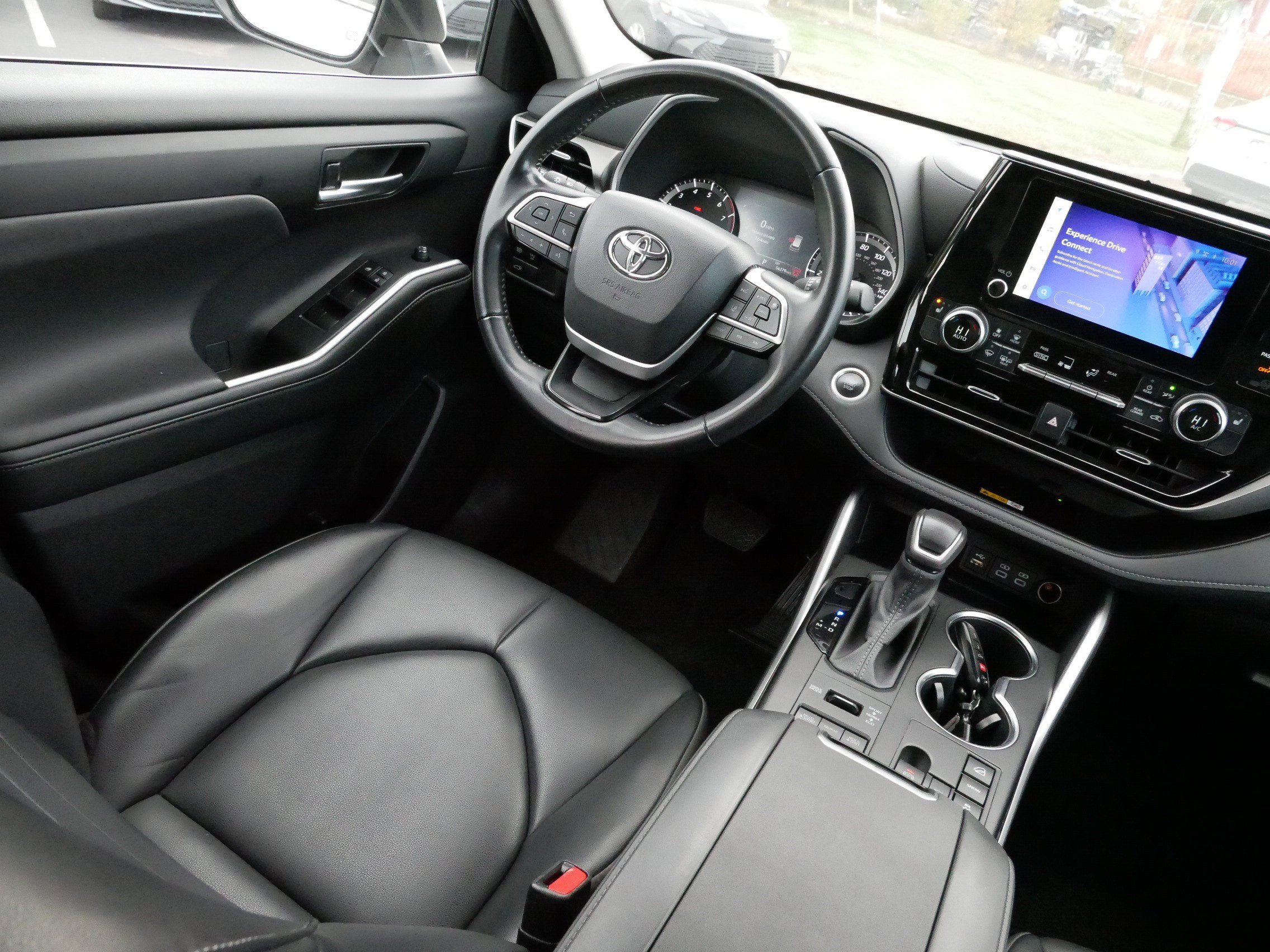 Certified 2024 Toyota Highlander XLE image 9