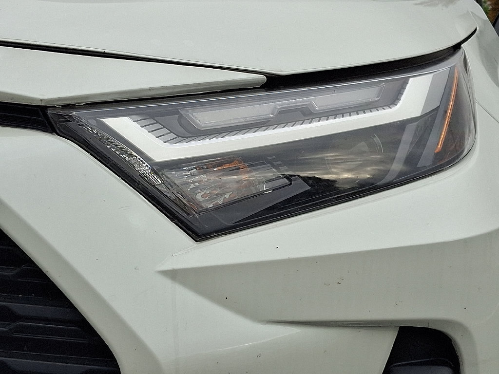 Used 2022 Toyota RAV4 XLE Premium AWD/4WD image 9