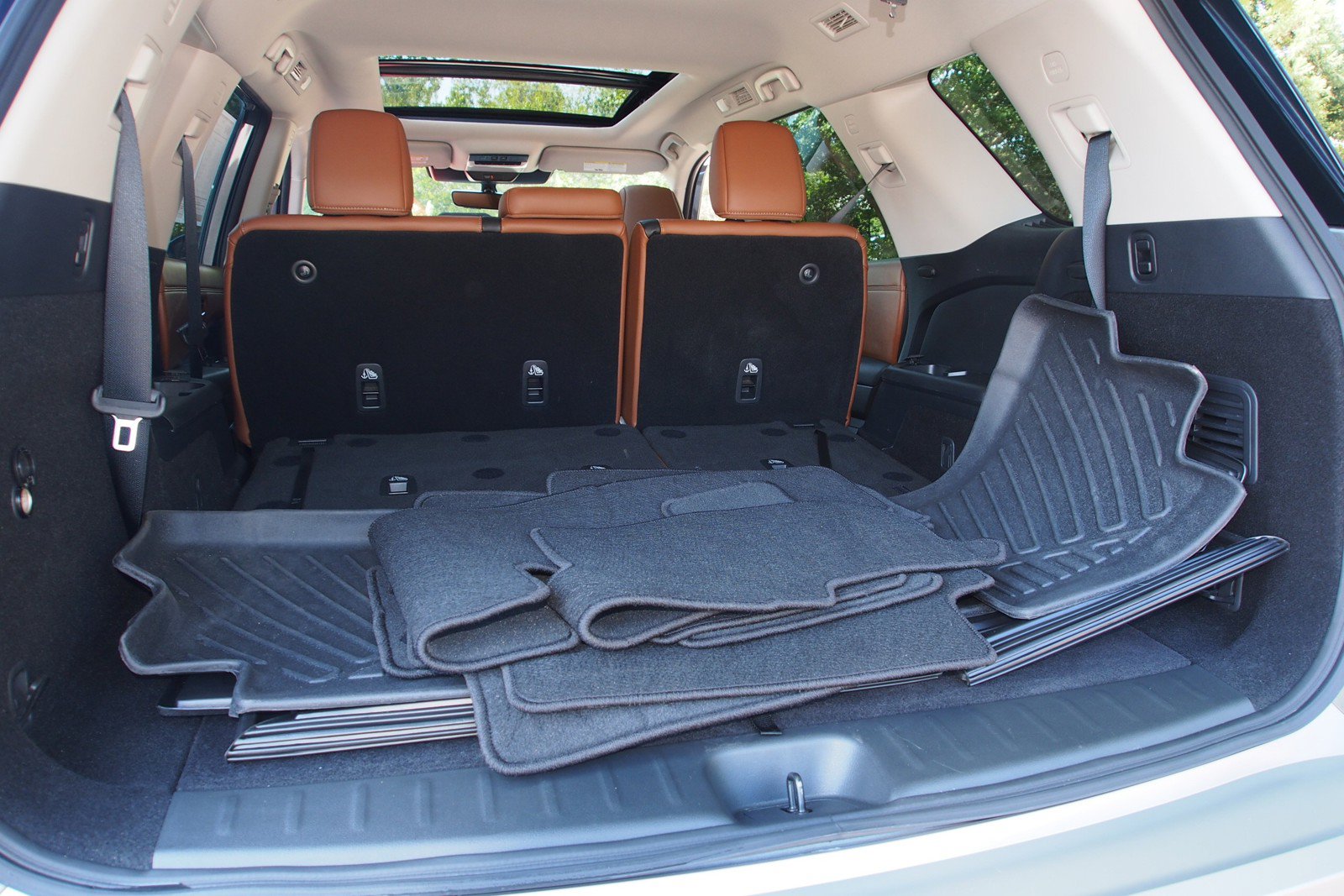 Used 2024 Nissan Pathfinder Platinum w/ Cargo Package FWD image 16