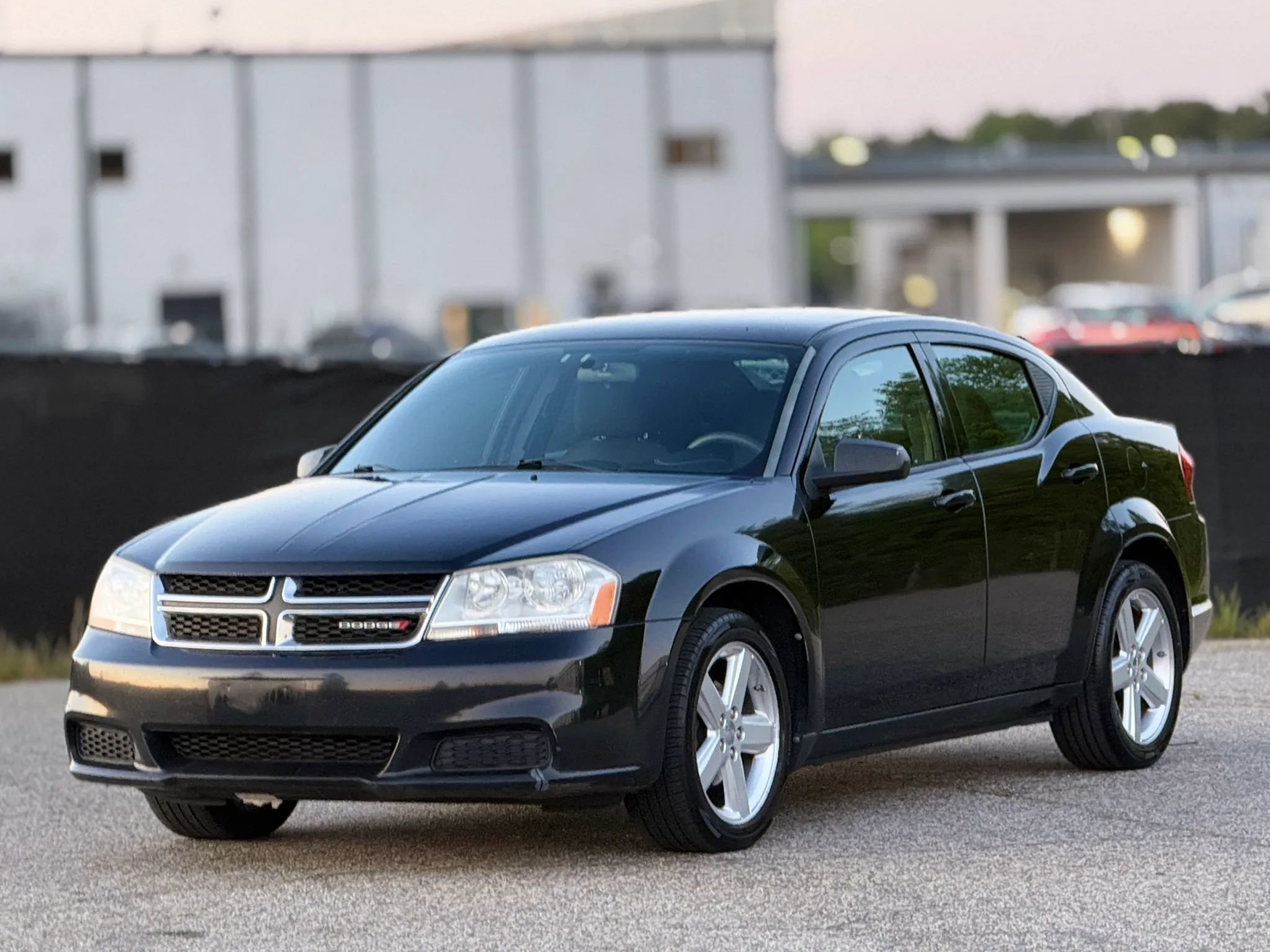 Used 2013 Dodge Avenger SE image 4