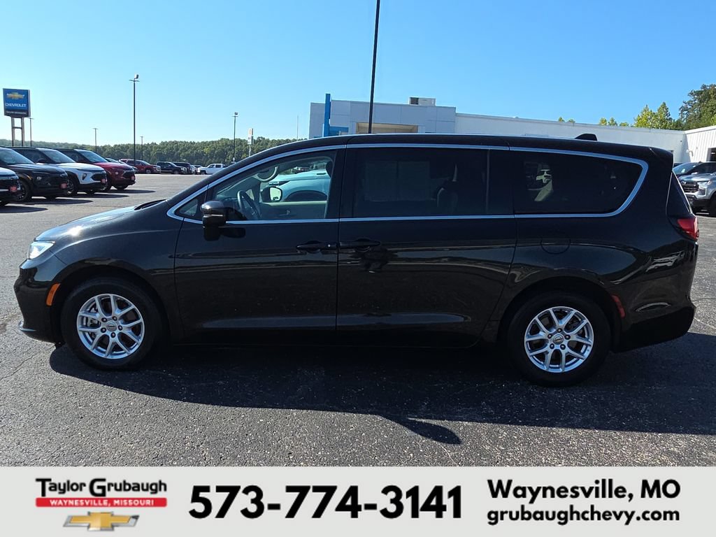 Used 2023 Chrysler Pacifica Touring-L FWD image 5