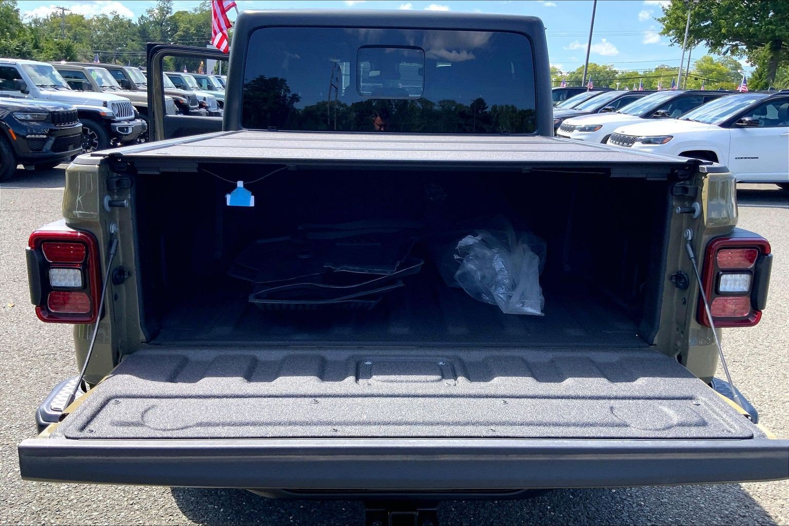 Certified 2025 Jeep Gladiator Sport AWD/4WD image 31
