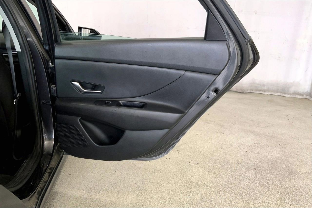 Used 2021 Hyundai Elantra SEL image 23