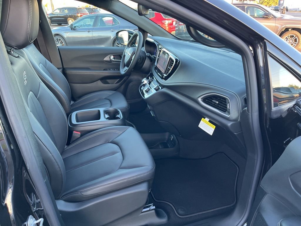 New 2026 Chrysler Pacifica Select w/ S Appearance Package image 52