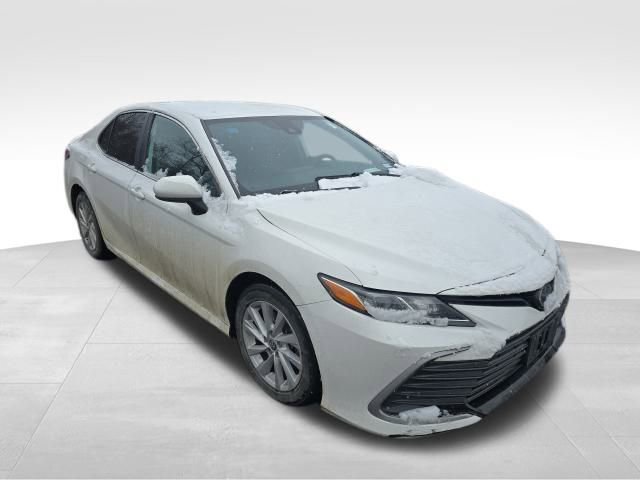 Used 2021 Toyota Camry LE image 9