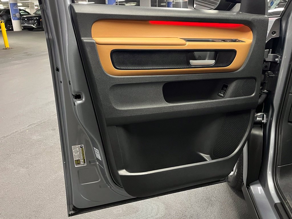 Used 2025 Volkswagen ID. Buzz Pro S RWD image 18