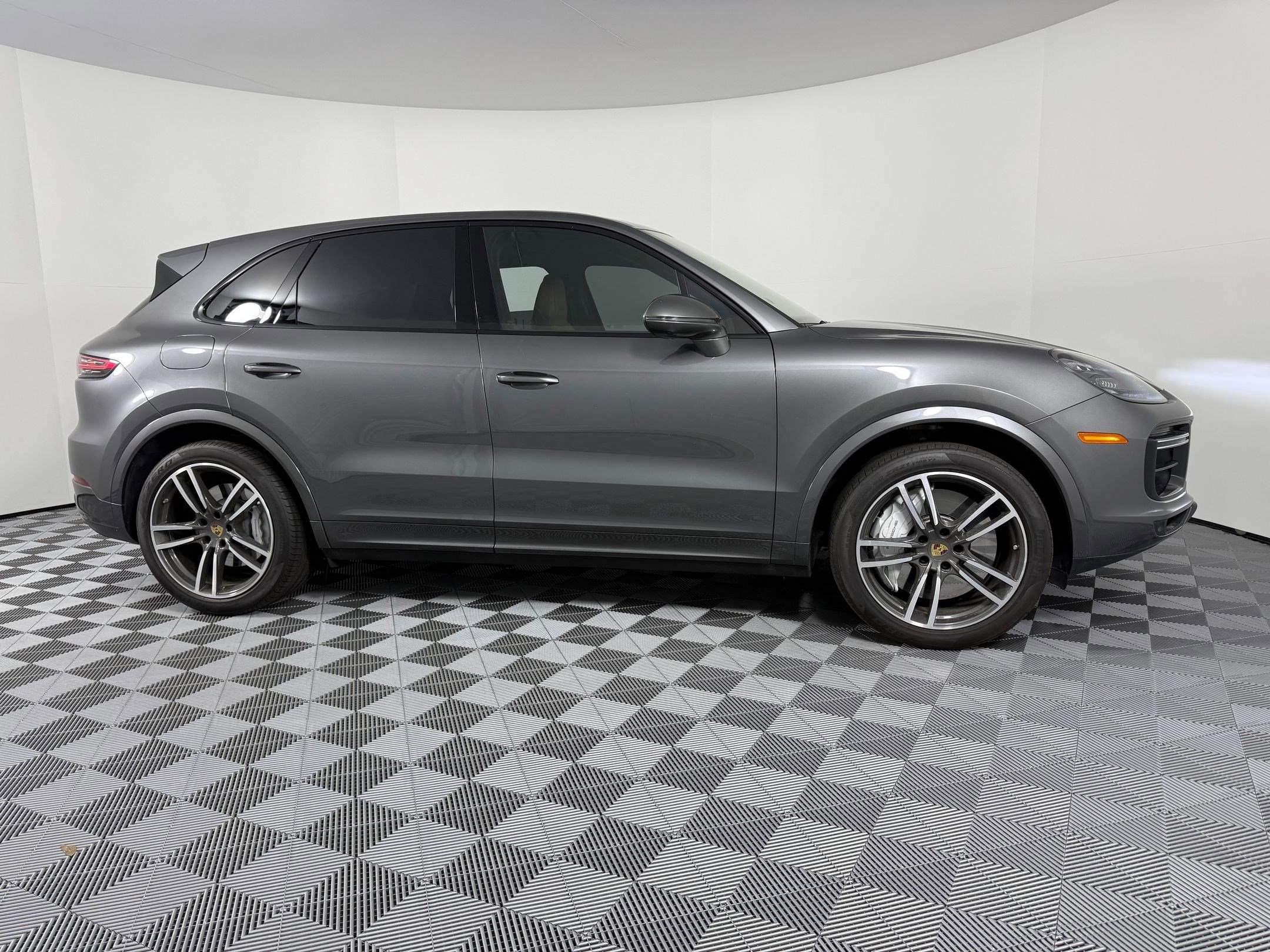 Used 2020 Porsche Cayenne Turbo image 8