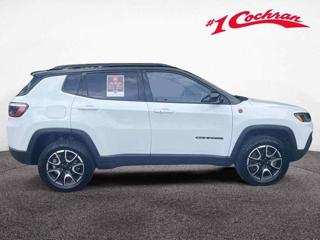 Used 2024 Jeep Compass Trailhawk AWD/4WD image 6