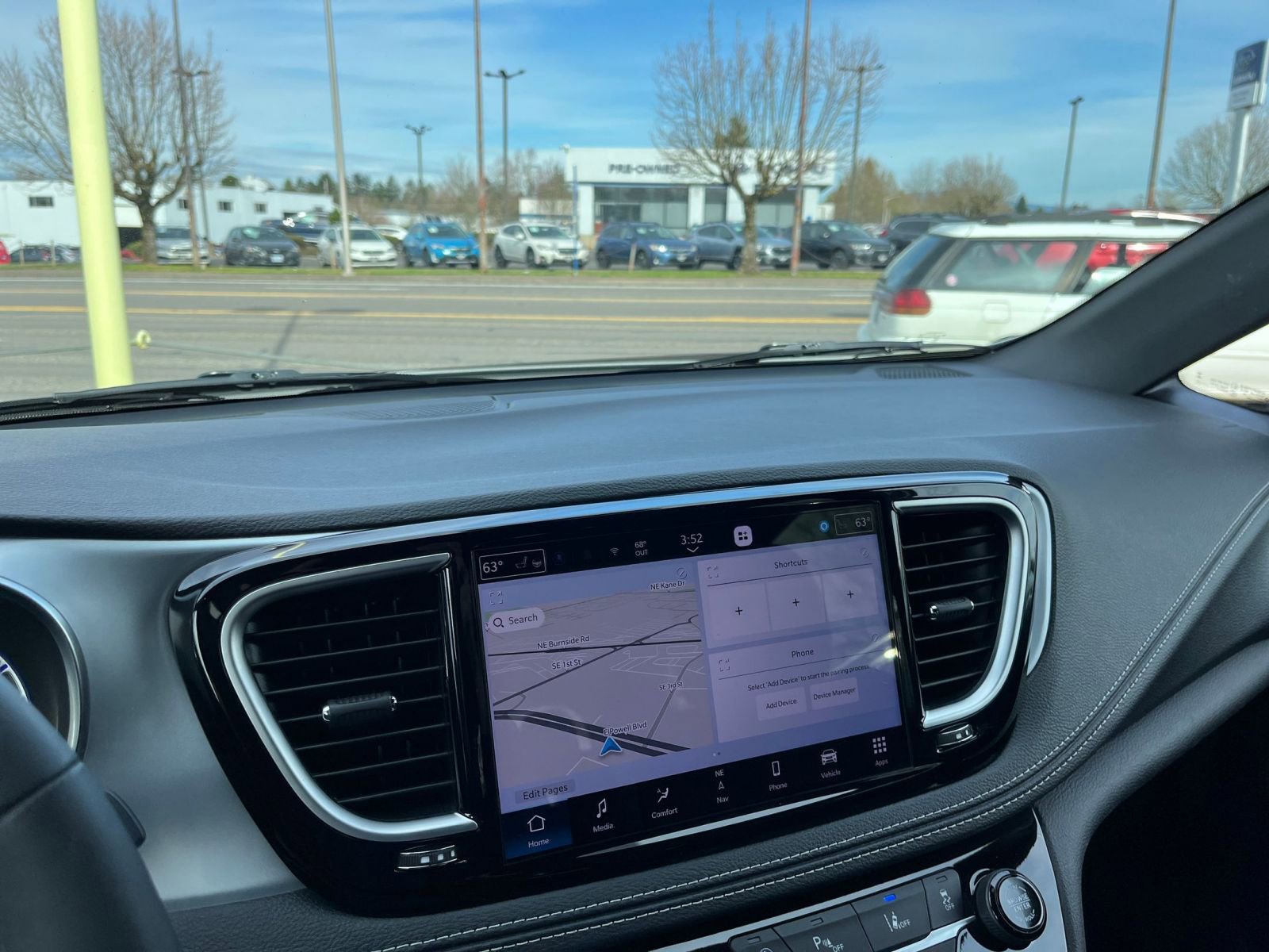Used 2025 Chrysler Pacifica Limited image 17