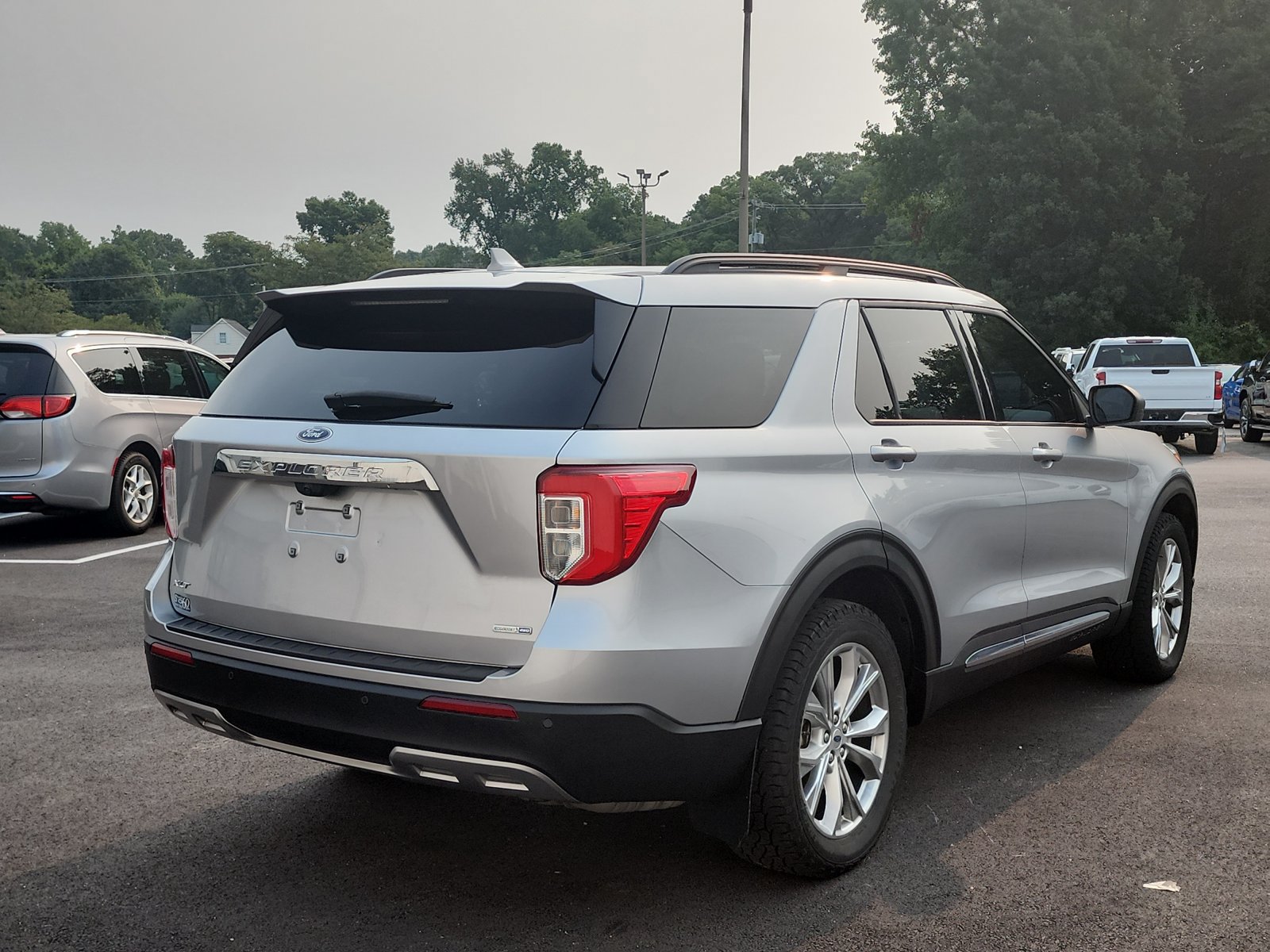 Used 2020 Ford Explorer XLT w/ Equipment Group 202A AWD/4WD image 5