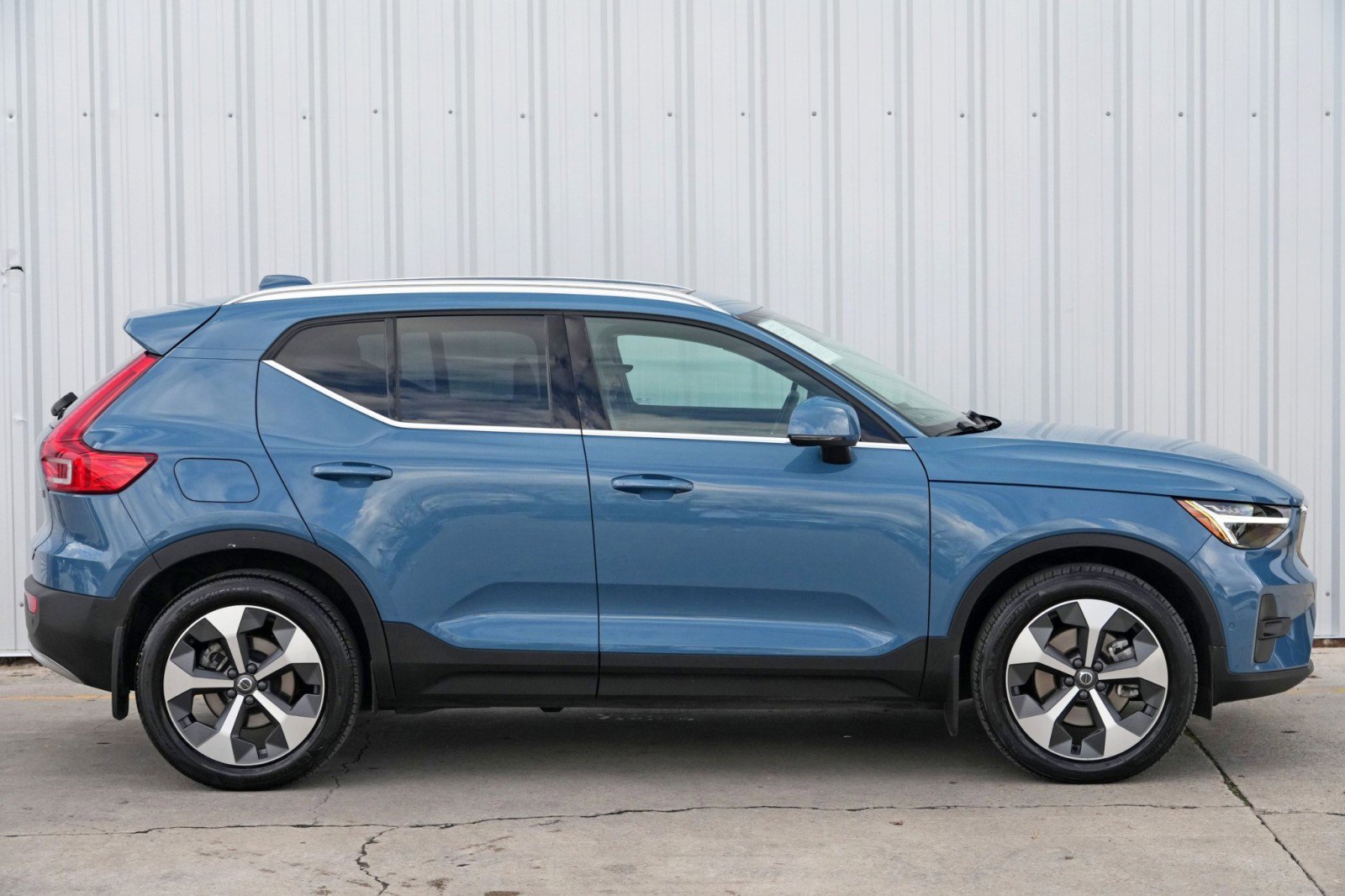 Used 2023 Volvo XC40 B5 Ultimate image 54