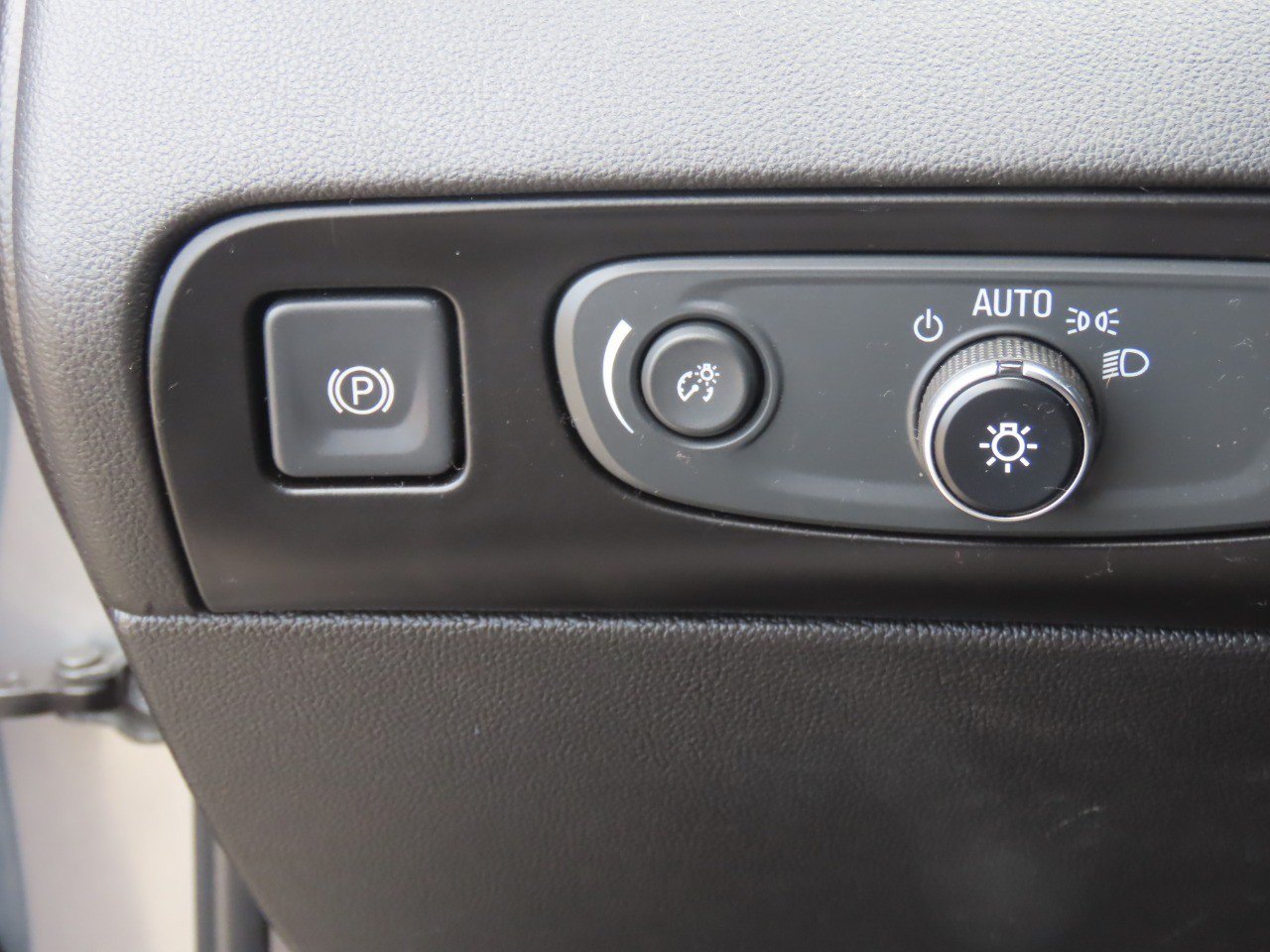 Used 2019 Buick Enclave Essence AWD/4WD image 26