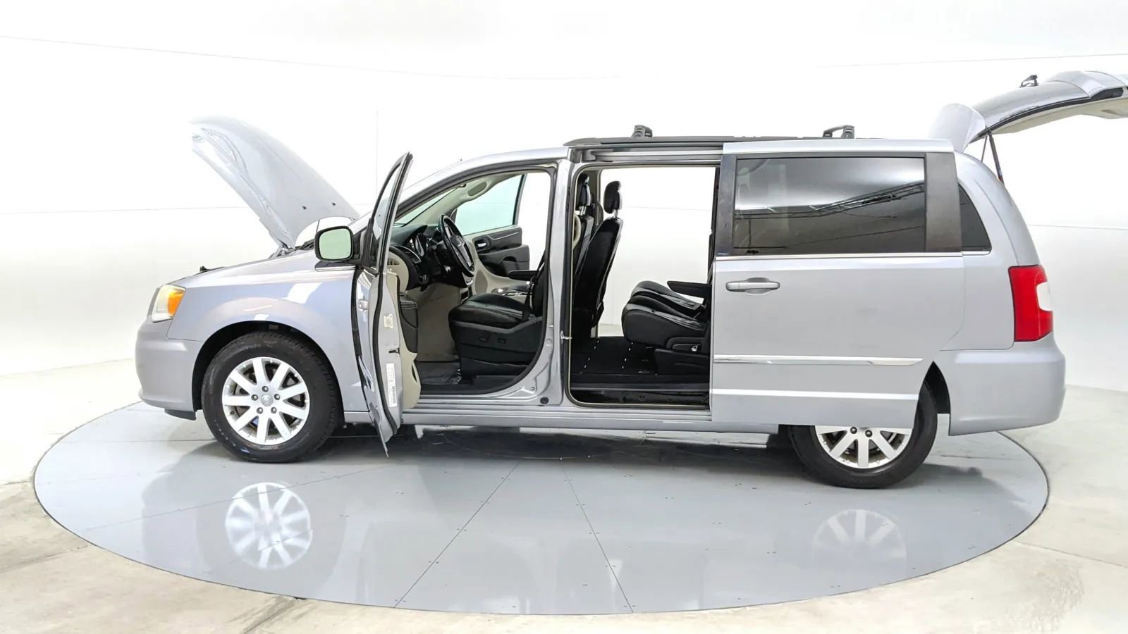 Used 2014 Chrysler Town & Country Touring image 12