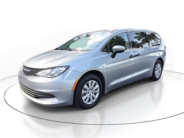 Used 2020 Chrysler Voyager L image 3