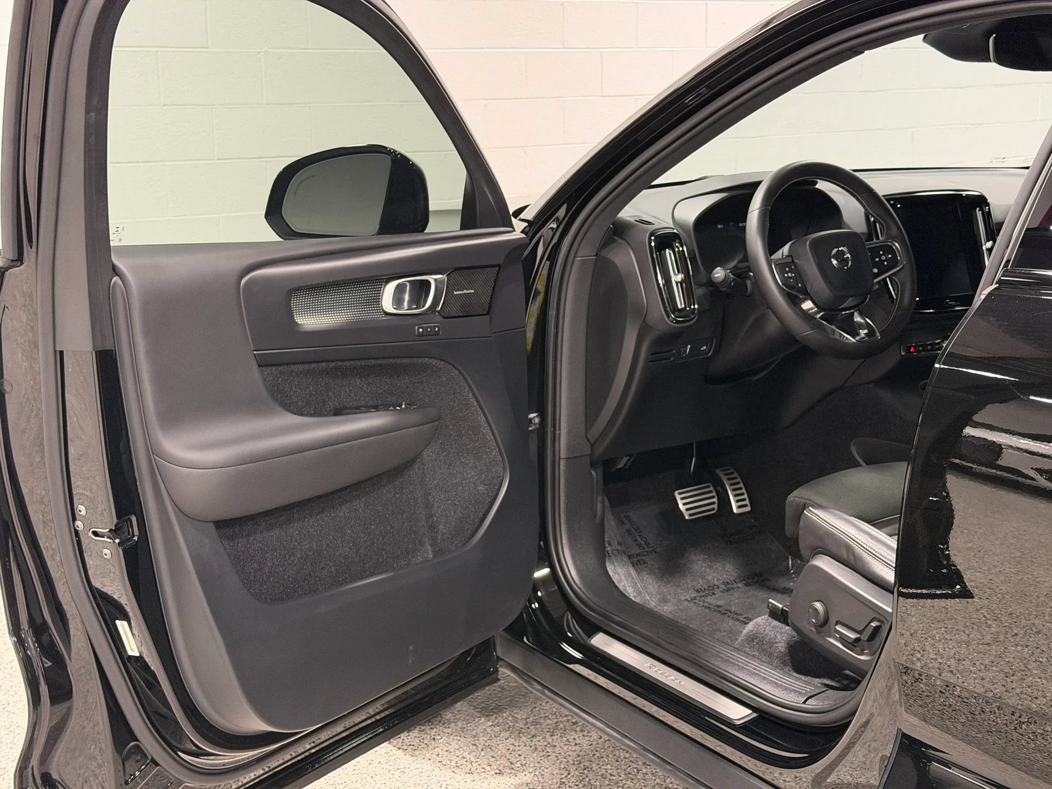 Used 2019 Volvo XC40 T5 R-Design AWD/4WD image 10