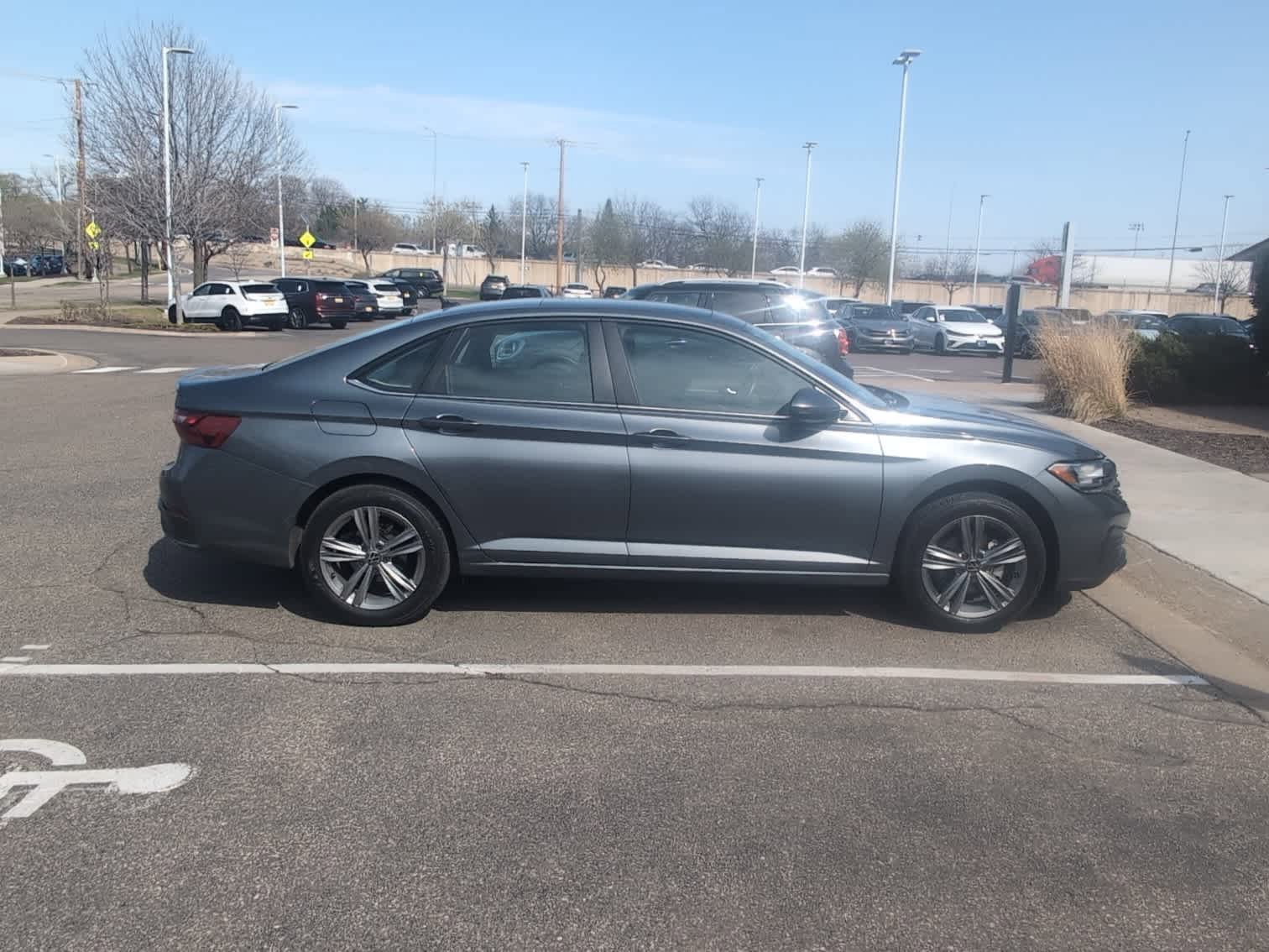Certified 2023 Volkswagen Jetta SE FWD image 4