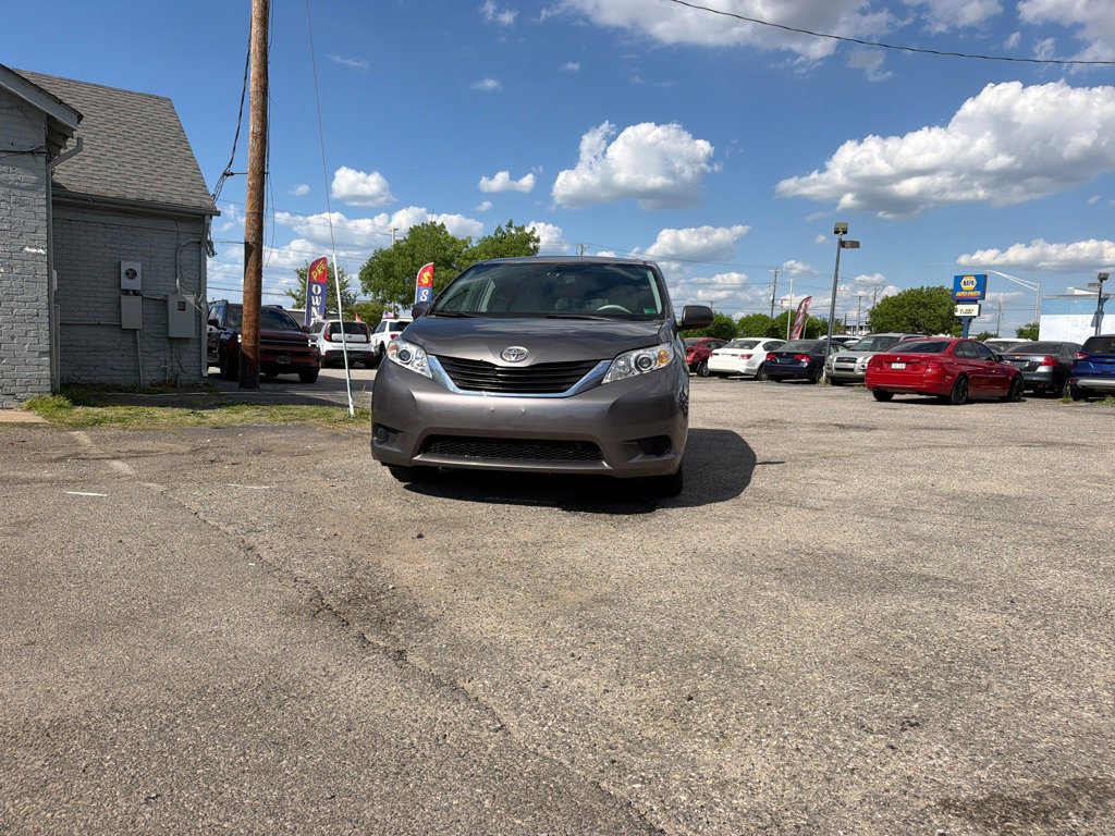 Used 2014 Toyota Sienna LE FWD image 1
