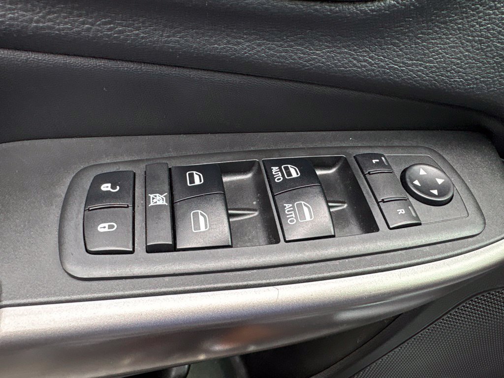 Used 2019 Jeep Cherokee Limited w/ Technology Group AWD/4WD image 12