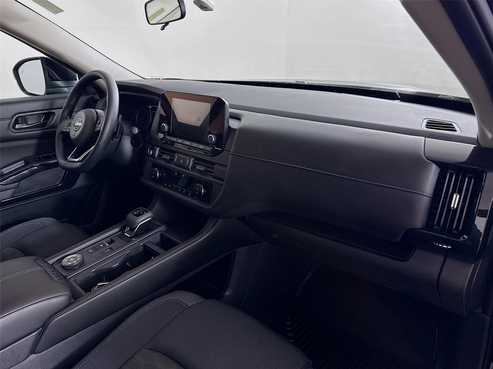 Used 2025 Nissan Pathfinder S image 28