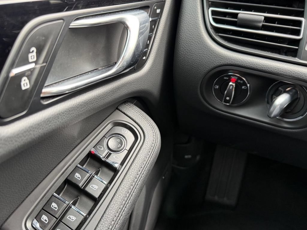 Used 2025 Porsche Macan AWD/4WD image 42