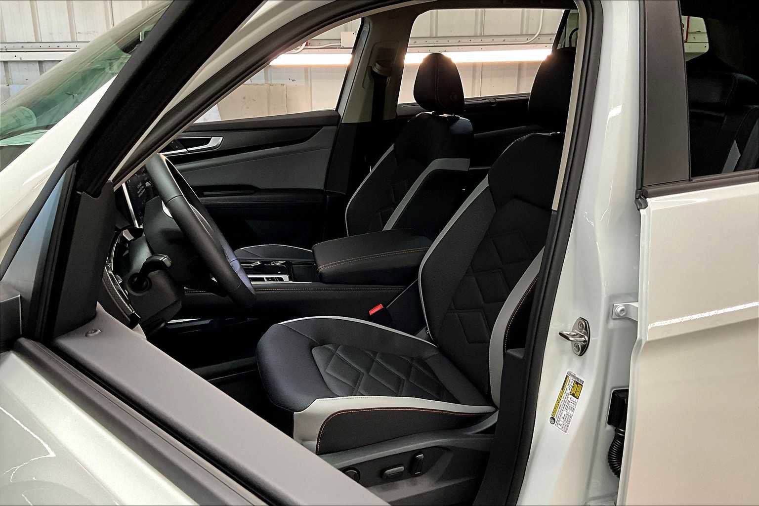 New 2025 Volkswagen Atlas Peak Edition SE image 11